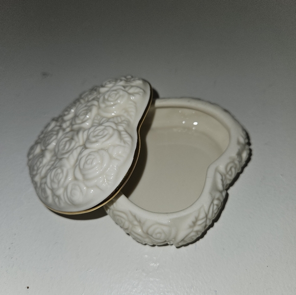 Vintage Rose Detailed Heart Box - Picture 10 of 10